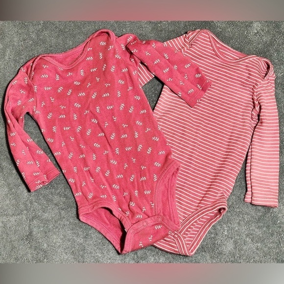 🔴6/$26🔴Carter’s Infant Onesies (2)​ - Picture 1 of 4